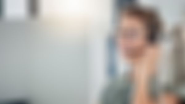 Dame in einem Call Center