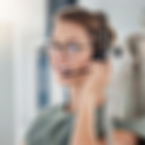 Dame in einem Call Center