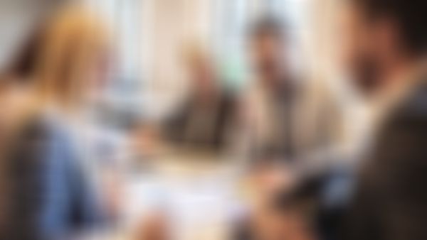 Karriere - Produktives Kollegenteam sitzt am Besprechungstisch