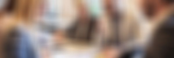 Karriere - Produktives Kollegenteam sitzt am Besprechungstisch