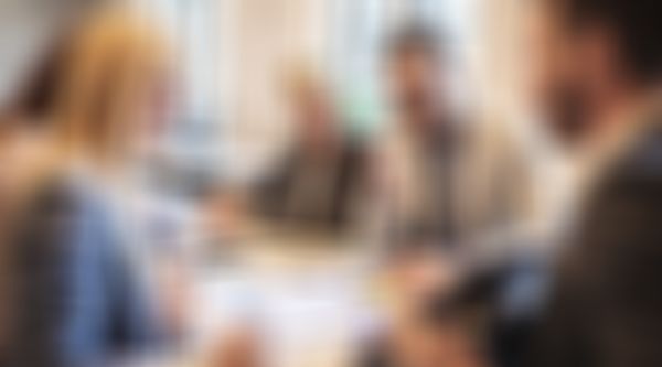 Karriere - Produktives Kollegenteam sitzt am Besprechungstisch