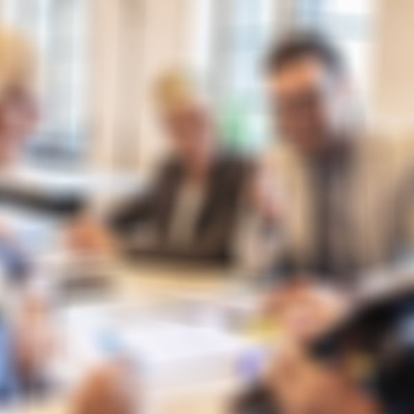 Karriere - Produktives Kollegenteam sitzt am Besprechungstisch