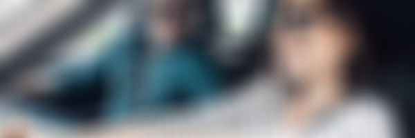 Unfallteilkasko-Versicherung - Paar beim Autofahren