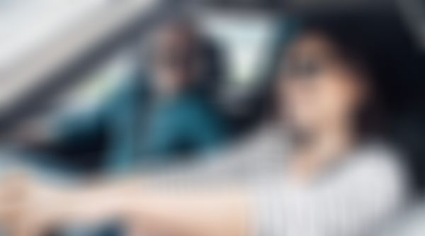 Unfallteilkasko-Versicherung - Paar beim Autofahren