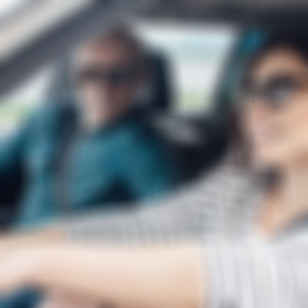 Unfallteilkasko-Versicherung - Paar beim Autofahren