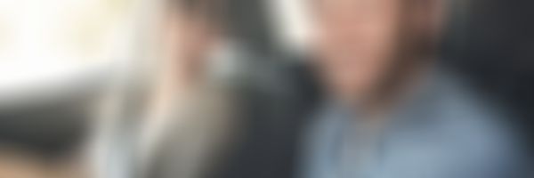 Insassenunfall-Versicherung - glückliches Paar beim Autofahren