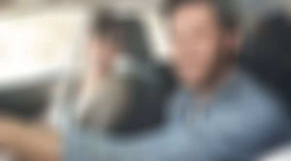 Insassenunfall-Versicherung - glückliches Paar beim Autofahren