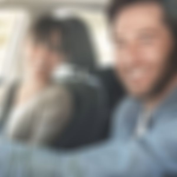 Insassenunfall-Versicherung - glückliches Paar beim Autofahren