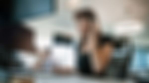 Beschwerdefall - Frau sitzt im Call Center am Computer und ist im Kundengespräch