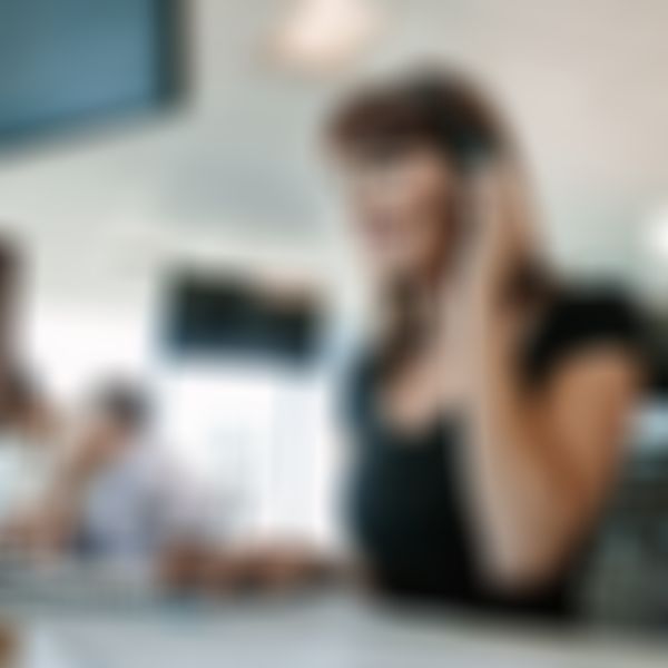 Beschwerdefall - Frau sitzt im Call Center am Computer und ist im Kundengespräch