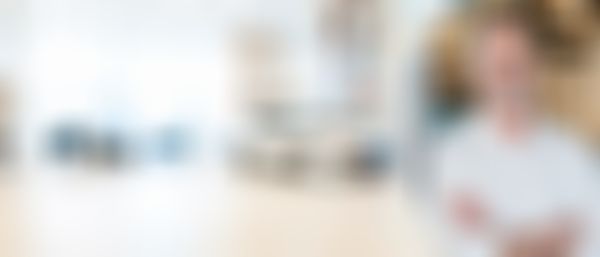 Im Hintergrund ein unscharf gezeichnetes Autohaus unbestimmter Marke. Am rechten Bildrand der Gebietsleiter Alessandri-Frötscher.