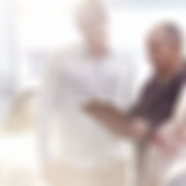 zwei Männer in der Werkstatt