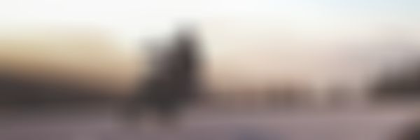 Motorrad fährt auf Landstraße