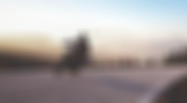 Motorrad fährt auf Landstraße