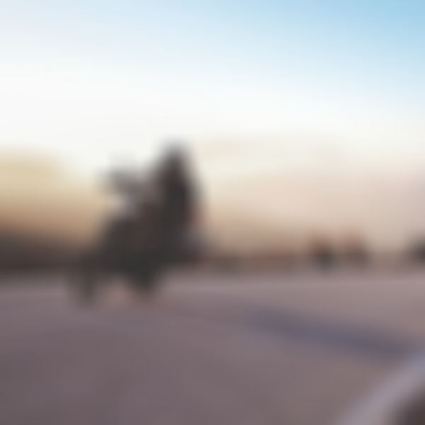 Motorrad fährt auf Landstraße