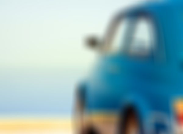 blauer Oldtimer mit Blick aufs Meer