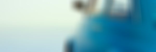 blauer Oldtimer mit Blick aufs Meer