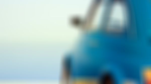 blauer Oldtimer mit Blick aufs Meer