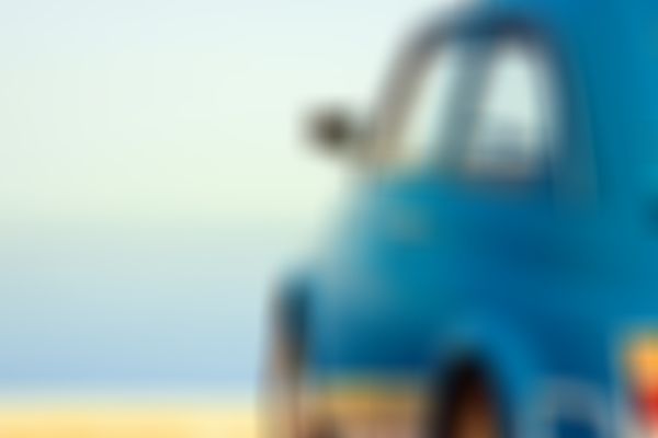 blauer Oldtimer mit Blick aufs Meer
