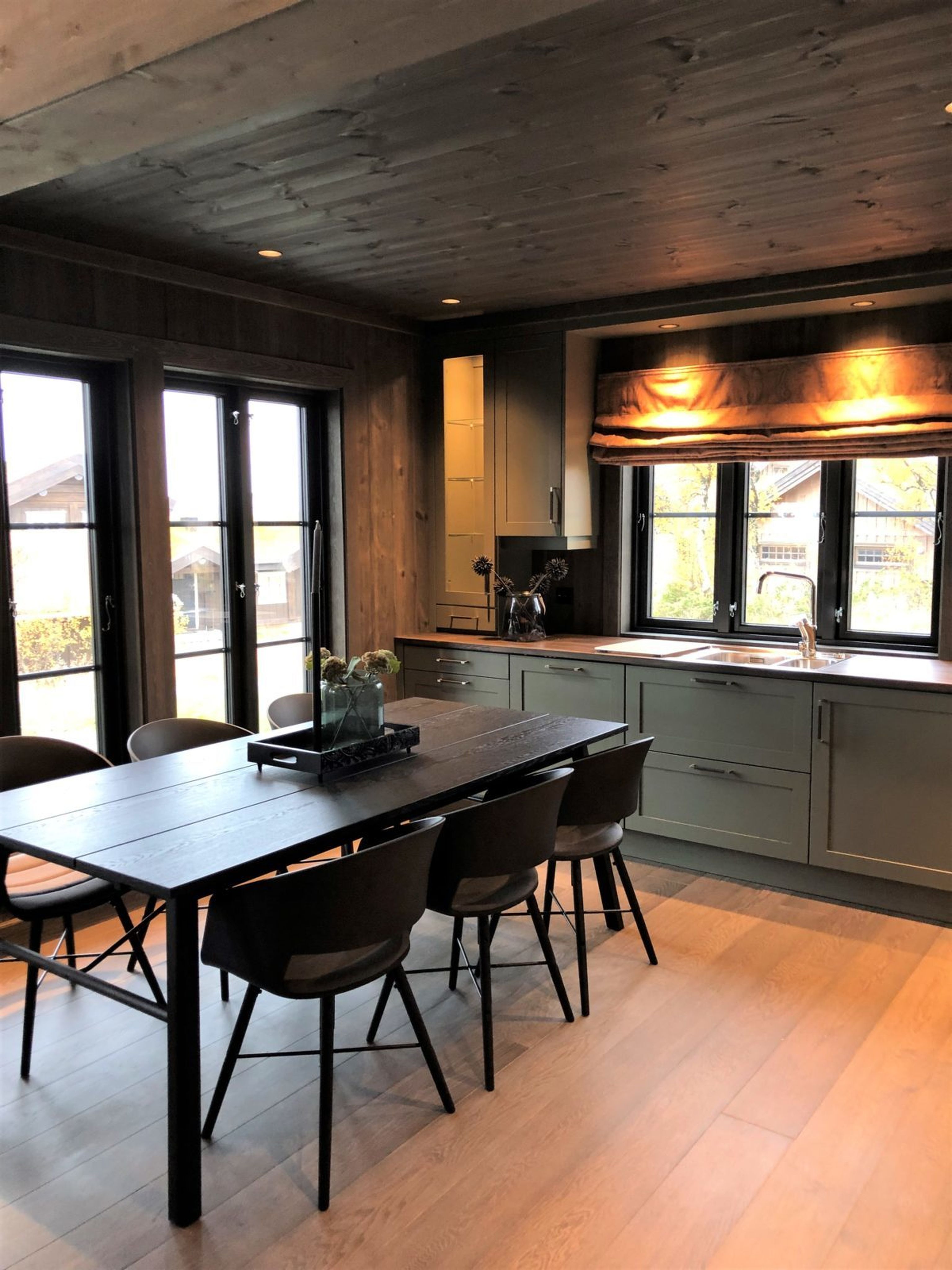 Spisebord på kjøkken med strukturbørstet panel og listverk