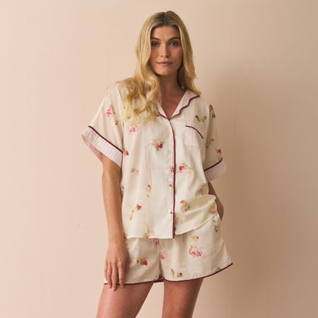 Nostalgic rose pattern Summer pyjama set - beige pyjama shirt and shorts with roses and dark pink piping.