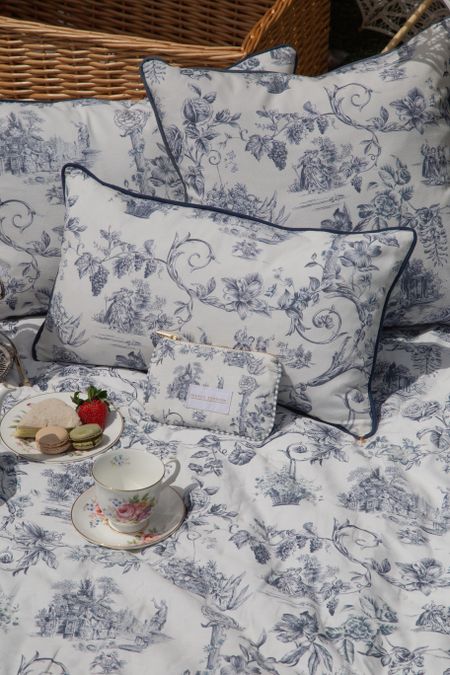 A picnic on the Glyndebourne grounds with Toile patterned décor