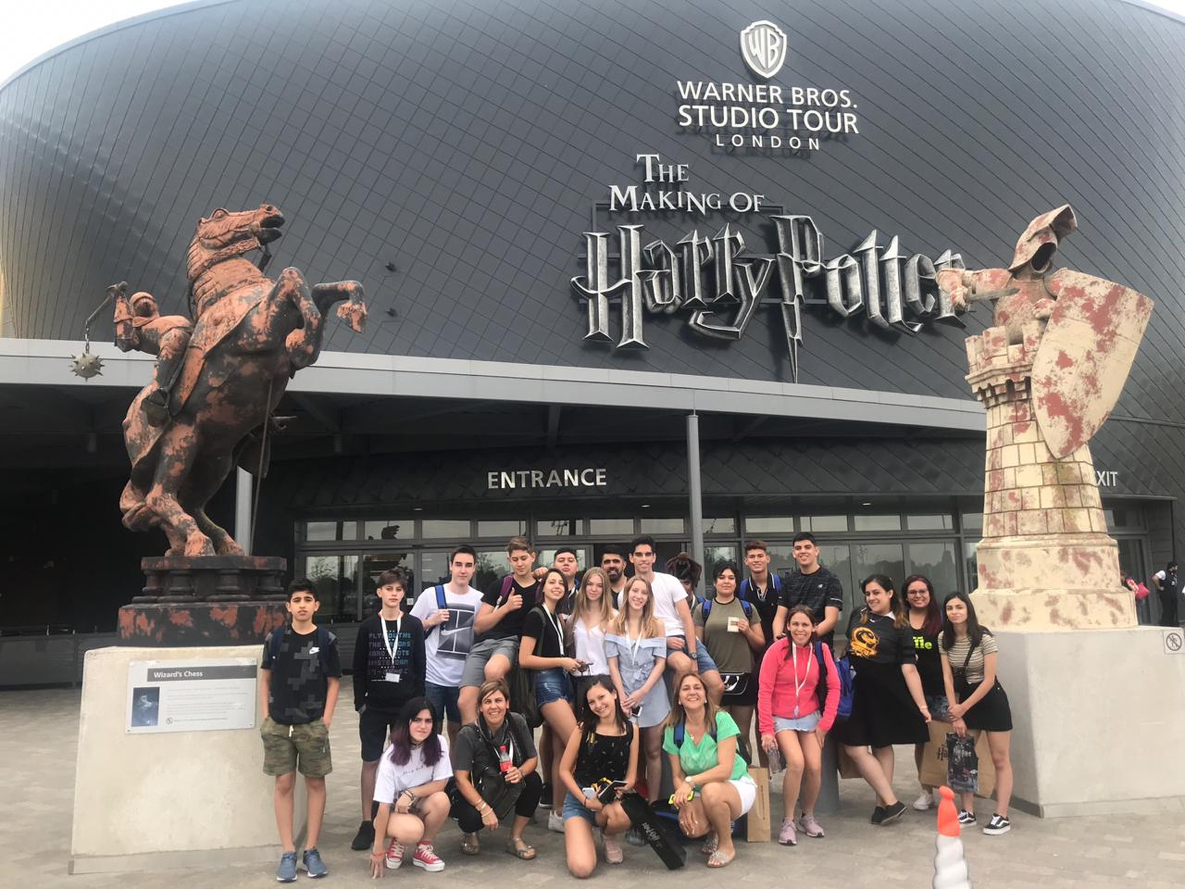 Estudiantes y coordinadores frente a la entrada de Warner Bros. Studio Tour London – The Making of Harry Potter.