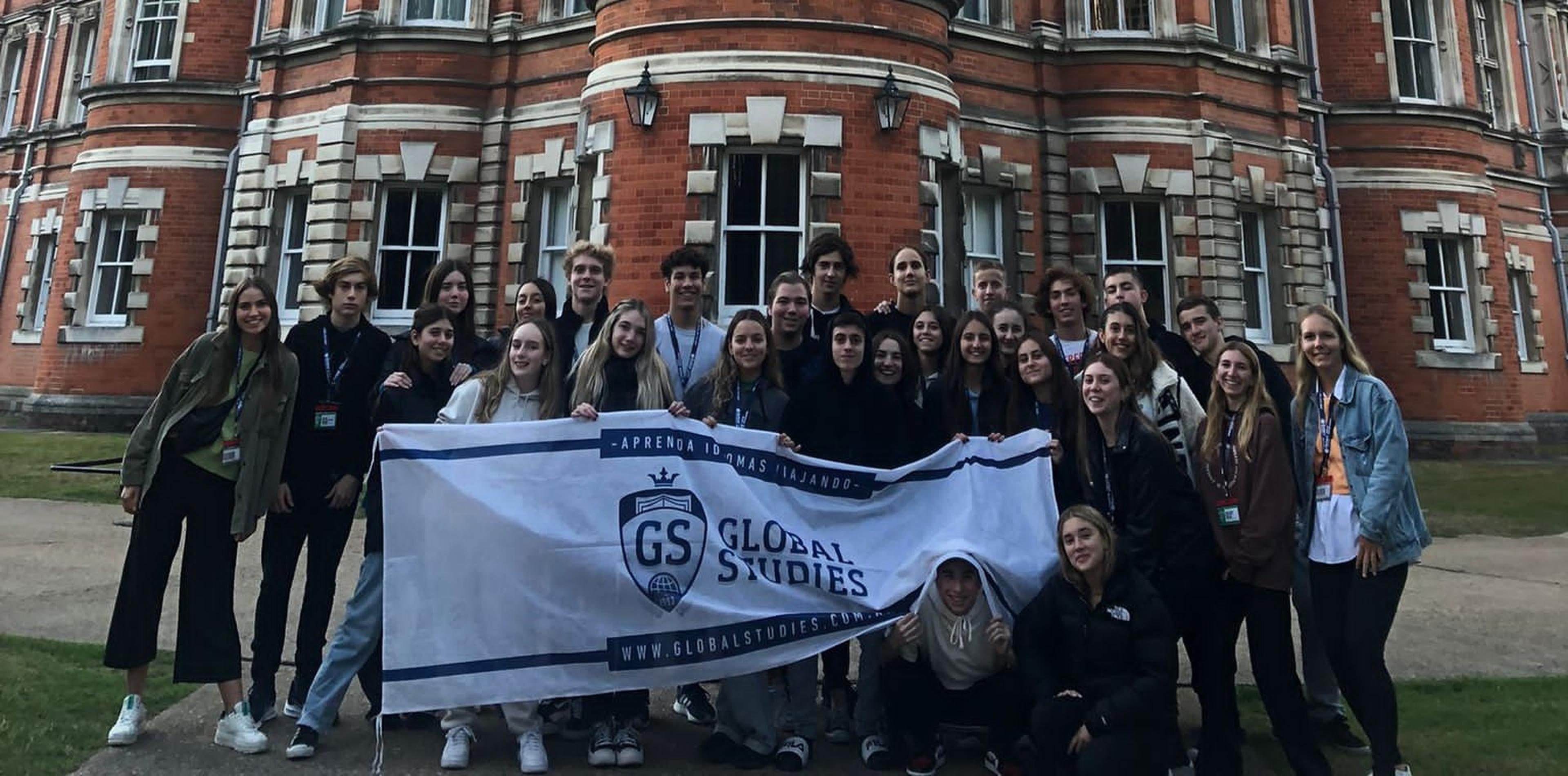 Grupo de Global Studies frente al Founder's Building de Royal Holloway, en un viaje de estudio a Londres
