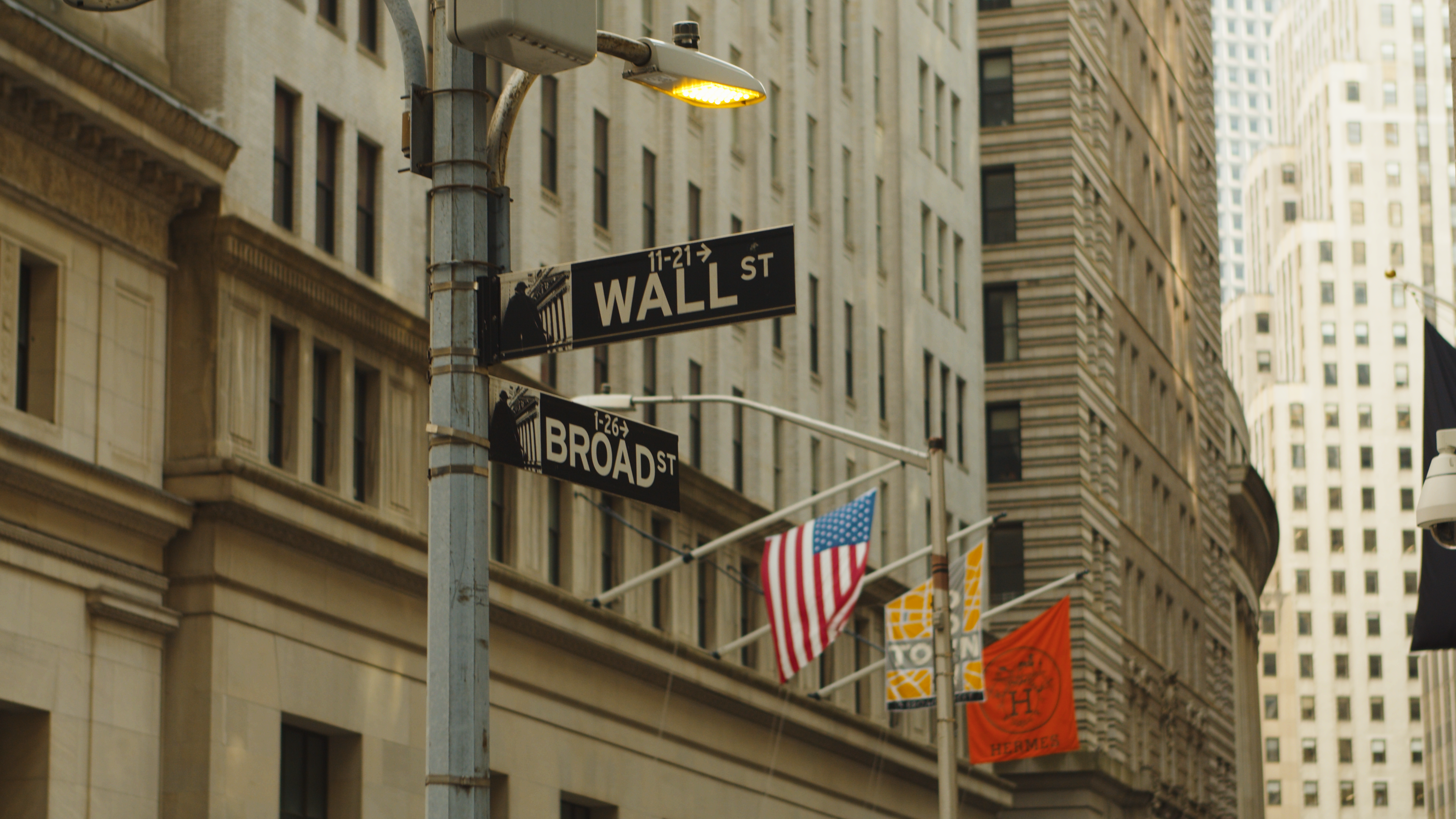 Carteles de Wall Street y Broadway en el Financial District de Nueva York, parte del recorrido cultural del viaje grupal de Global Studies.