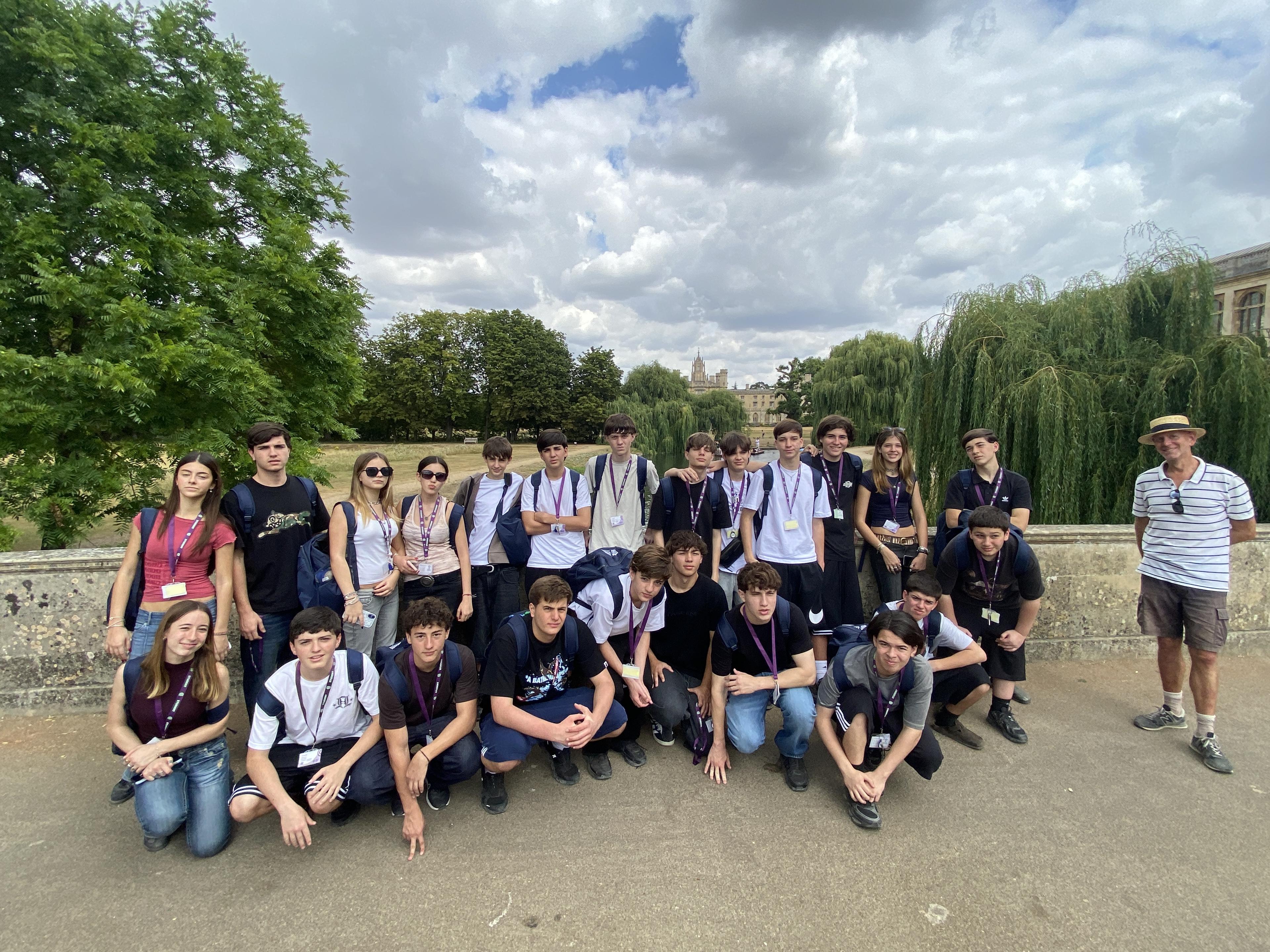 Grupo de estudiantes argentinos en Cambridge durante un viaje de estudios al exterior con Global Studies