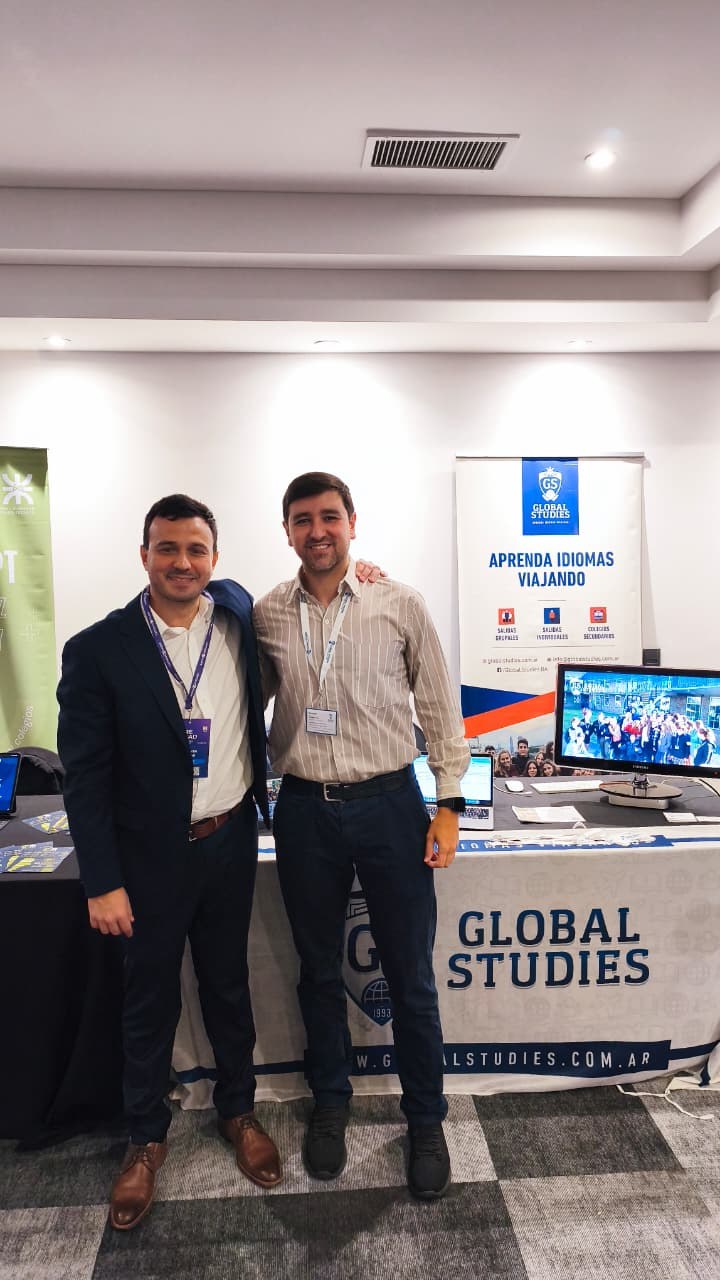 Rodrigo Arrieta, de Global Studies, junto a Martín, organizador de Share to Lead