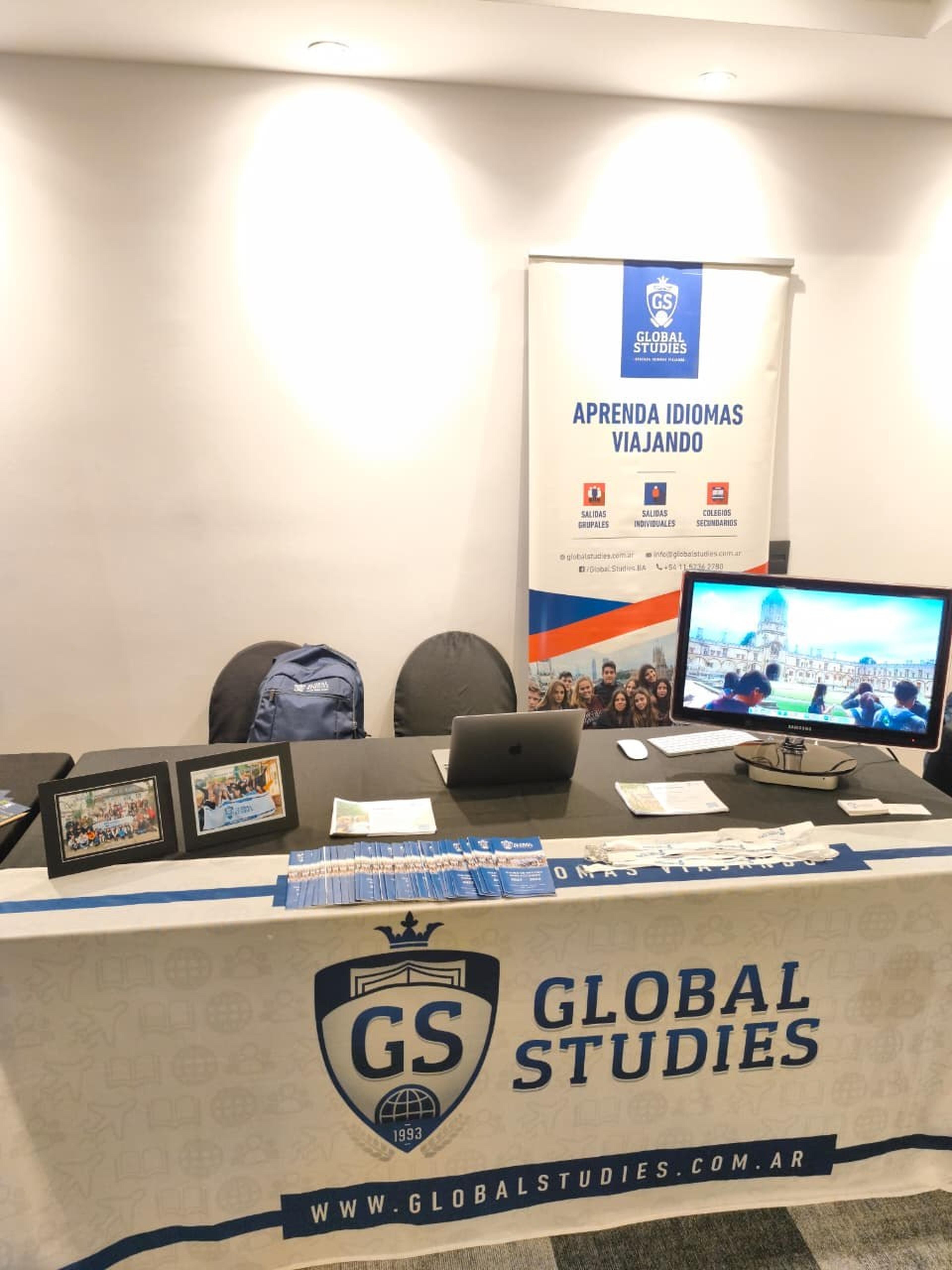 Stand de Global Studies en Share to Lead 2026, en el Hotel Dazzler San Martín de Buenos Aires.