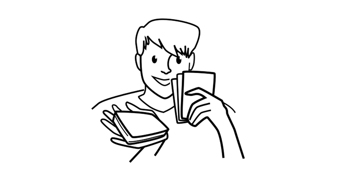 Schwarz-weiß Illustration eines lächelnden Jungen, der in beiden Händen Karten hält – eine Hand zeigt mehrere Spielkarten, die andere ein geschlossenes Kartenset.