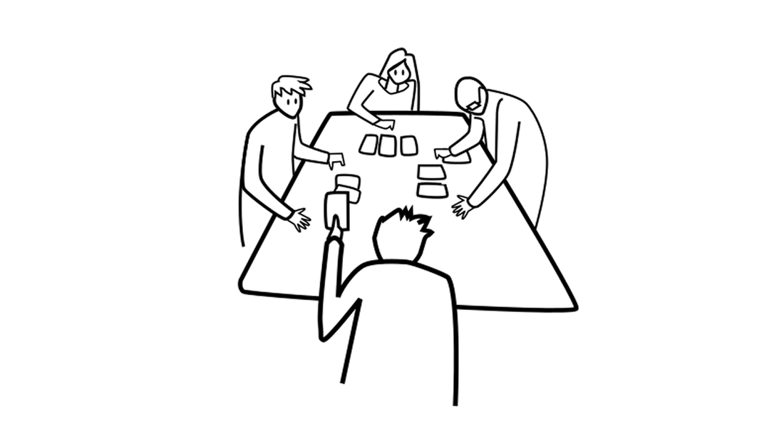 Schwarz-weiß Illustration von vier Personen, die um einen Tisch stehen oder sitzen und gemeinsam mit Karten arbeiten – eine Person im Vordergrund hält Karten in der Hand, während die anderen Karten auf dem Tisch sortieren.