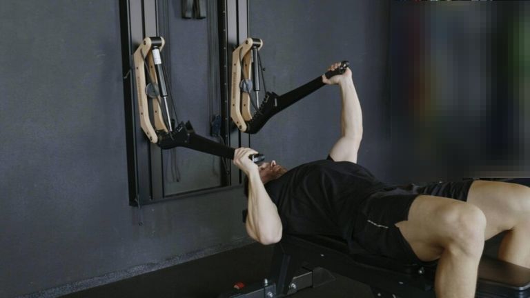 Effizientes Brustmuskeltraining mit der Kraftstation – dein Home Gym Guide