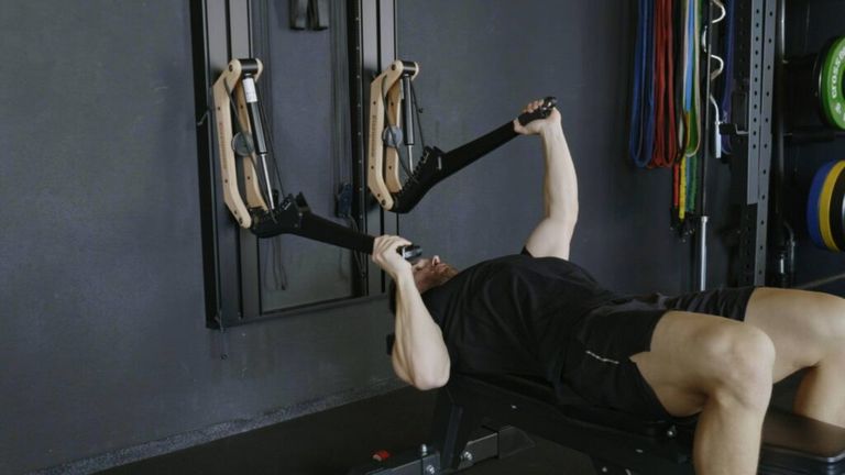 Effizientes Brustmuskeltraining mit der Kraftstation – dein Home Gym Guide