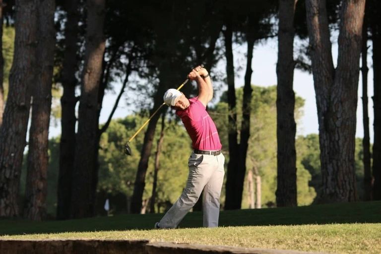 Andrea Mantoan spielt Golf auf einem Golfplatz