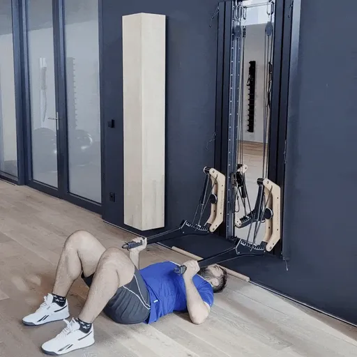 Alternating bench press with grip on the horn