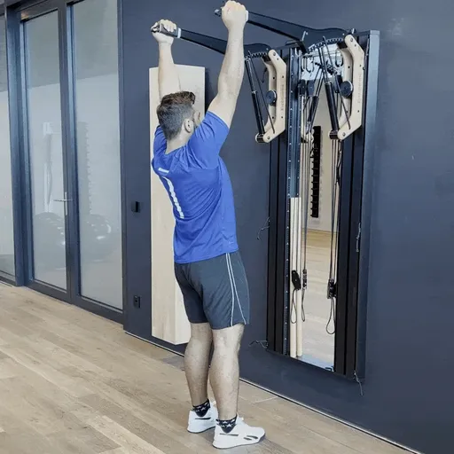 Alternating lat pulldown with grip on the horn