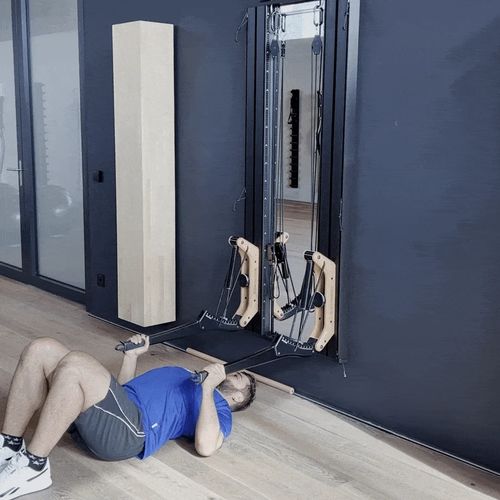 Bench press with handle on horn