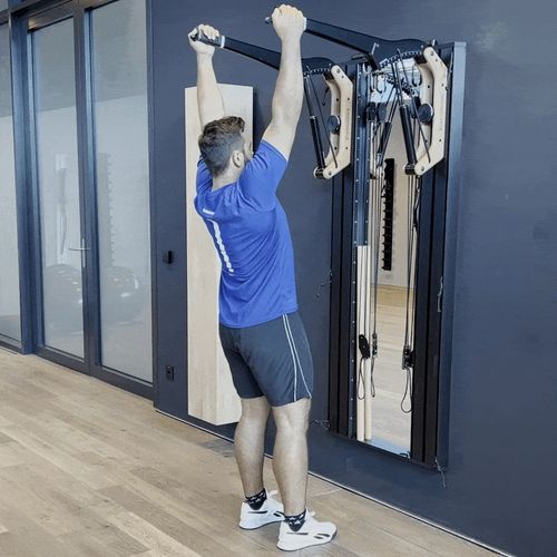 Lat pulldown with handle on the horn