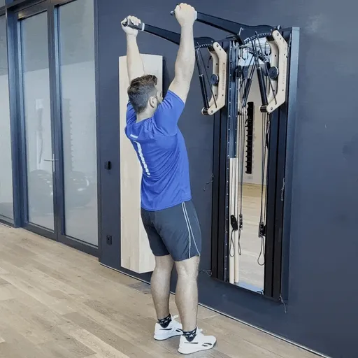 Lat pulldown with handle on the horn