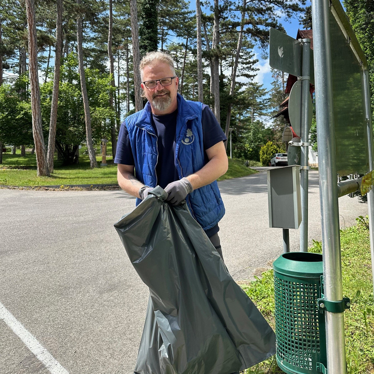 Haustechniker trennt Müll