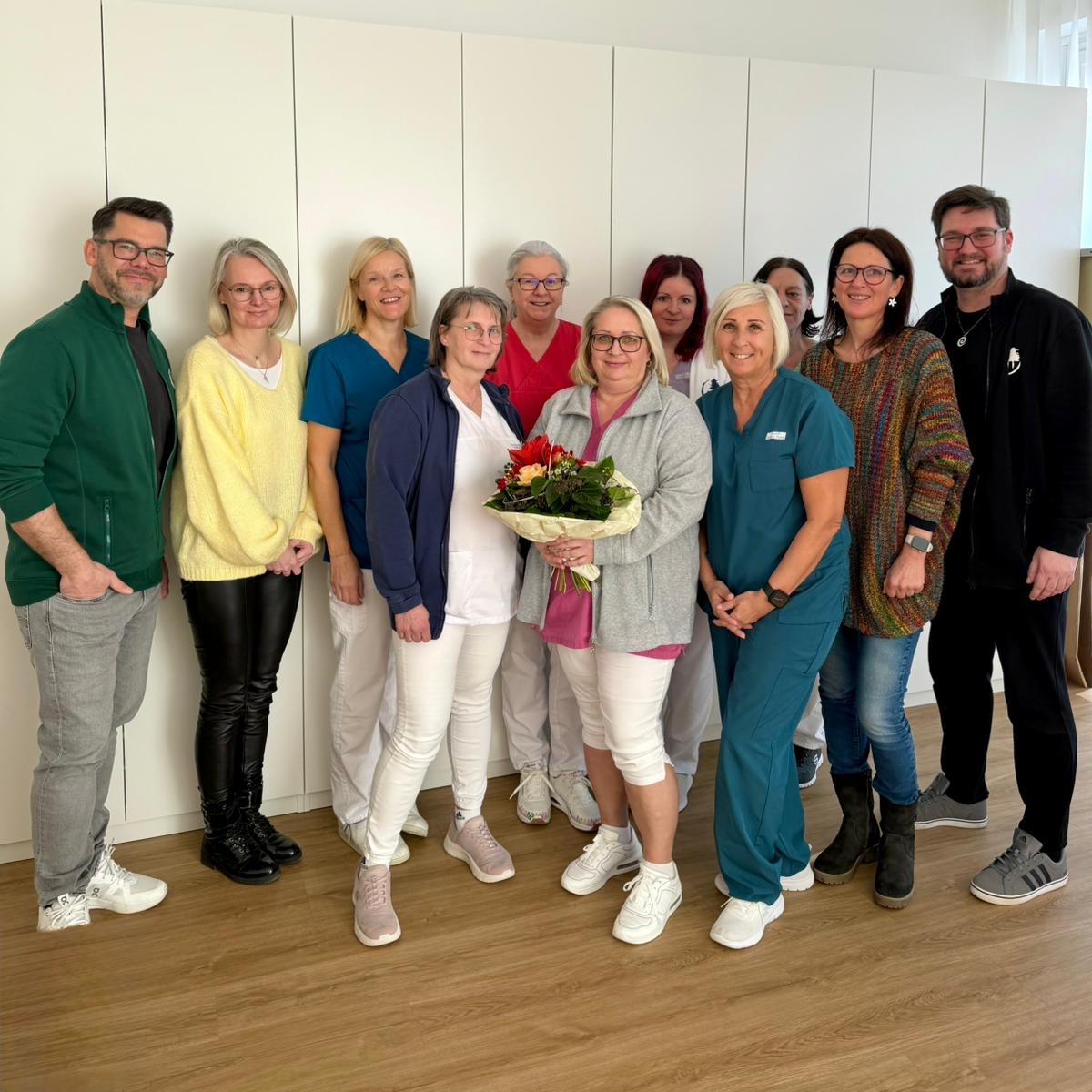 Das Team in Mater Salvatoris gratuliert Sabine Sanyang zum 15-jährigen Dienstjubiläum