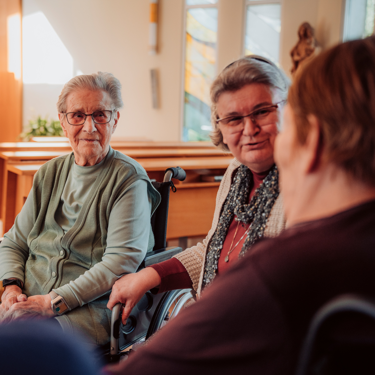 Gesprächsrunde in der Kapelle mit zwei Bewohnerinnen und einer Seelsorgerin
