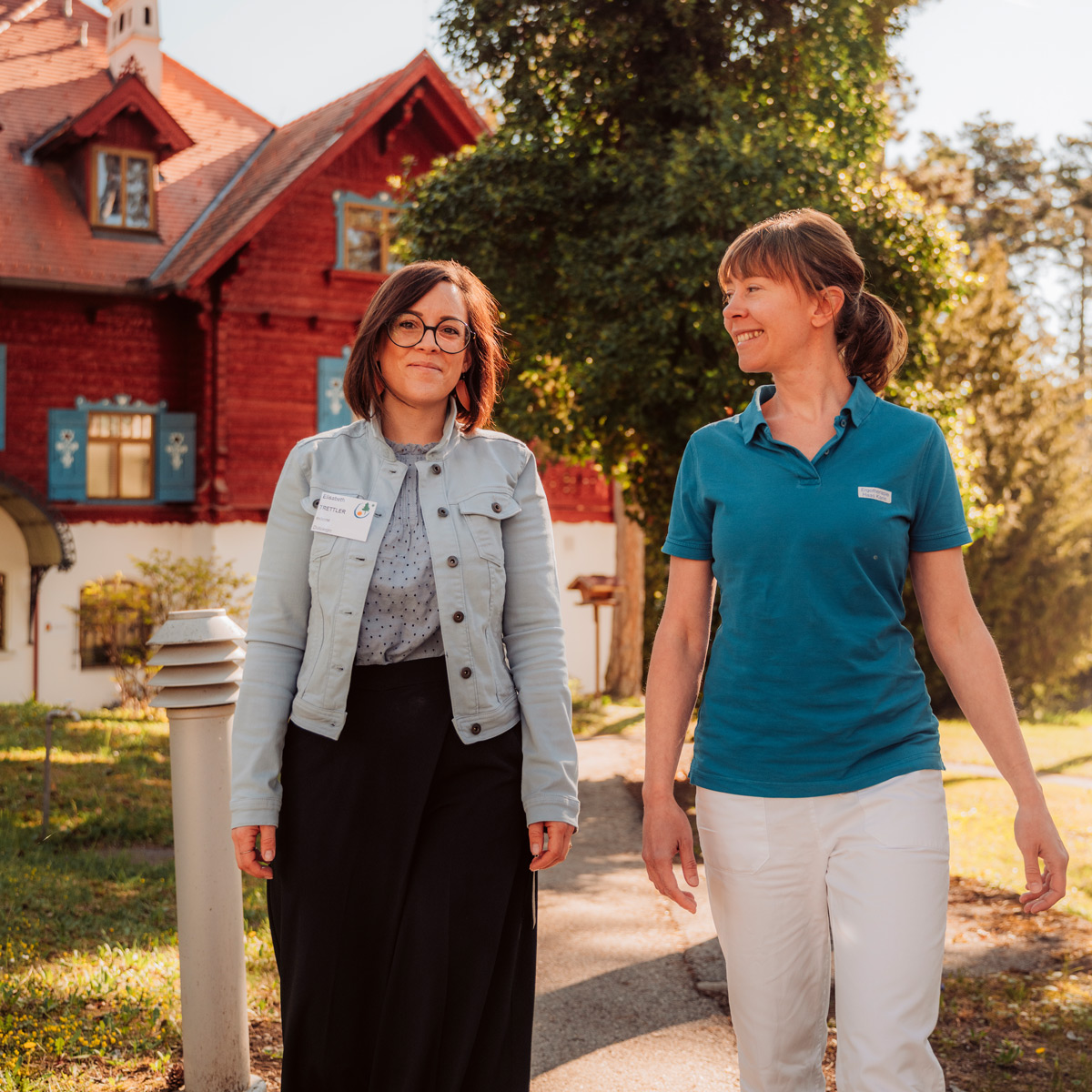 Zwei Physiotherapeutinnen