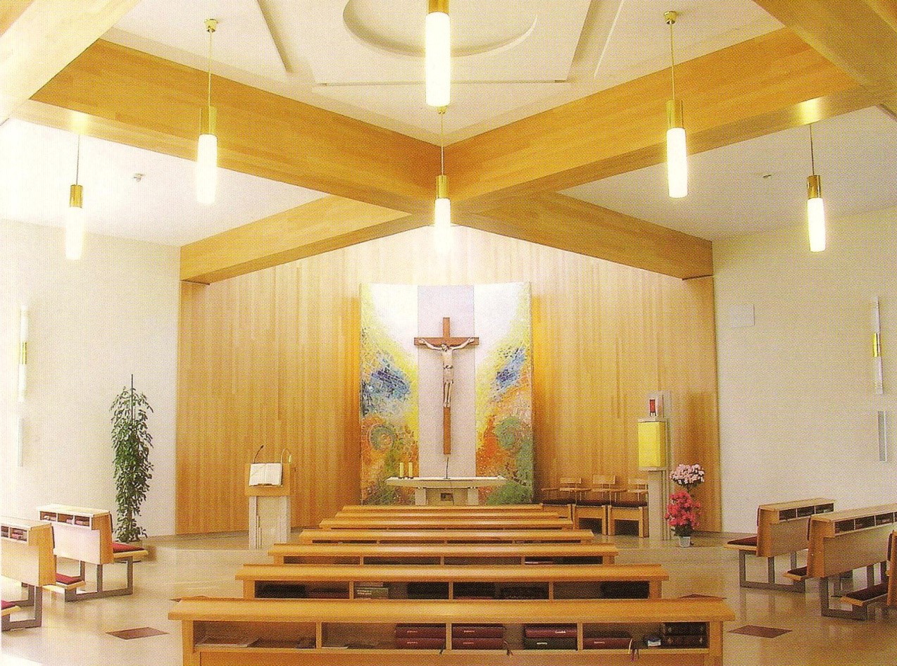 Eine moderne, helle, freundliche Kapelle.