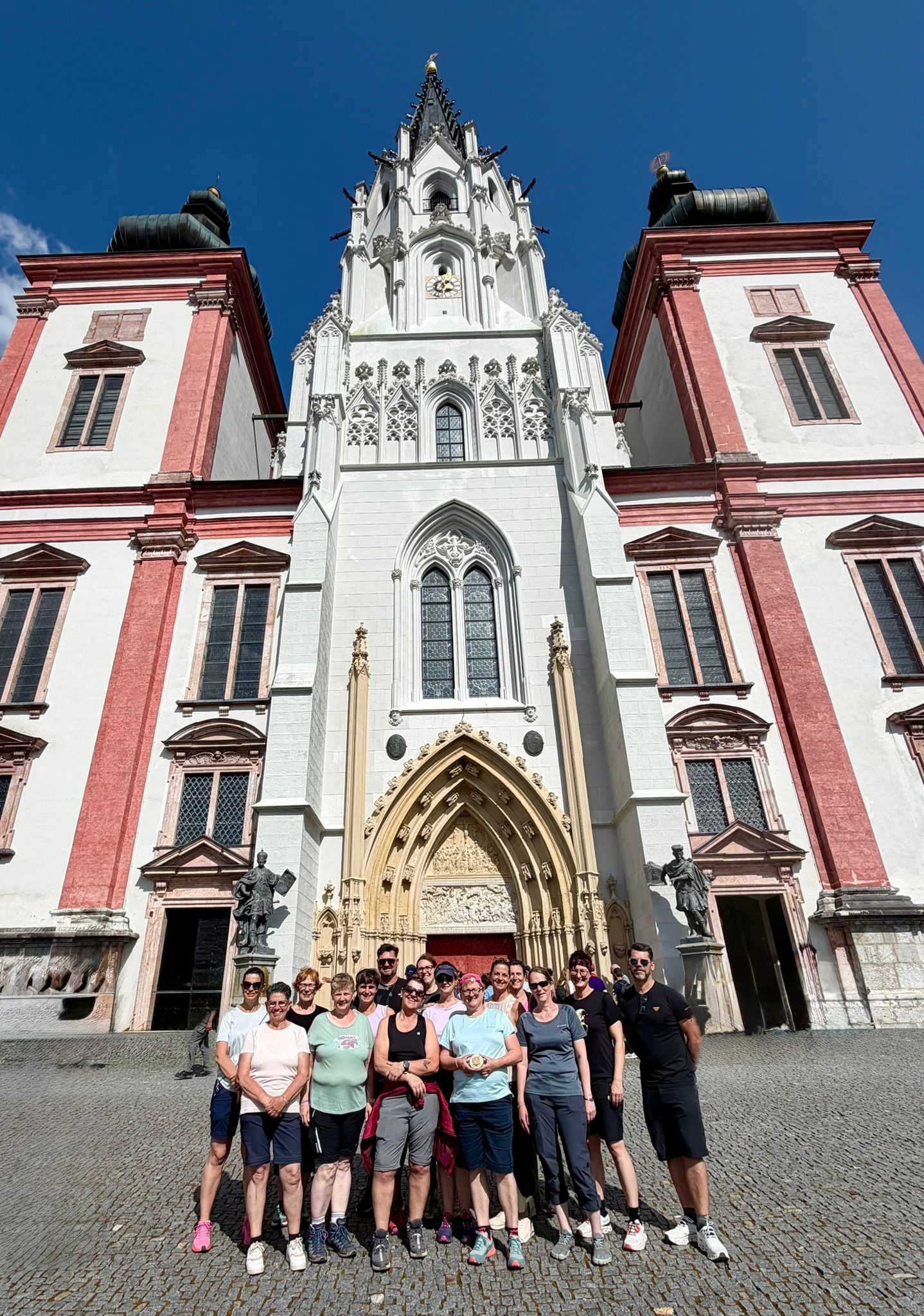 Die Gruppe posiert vor der Basilika in Mariazell
