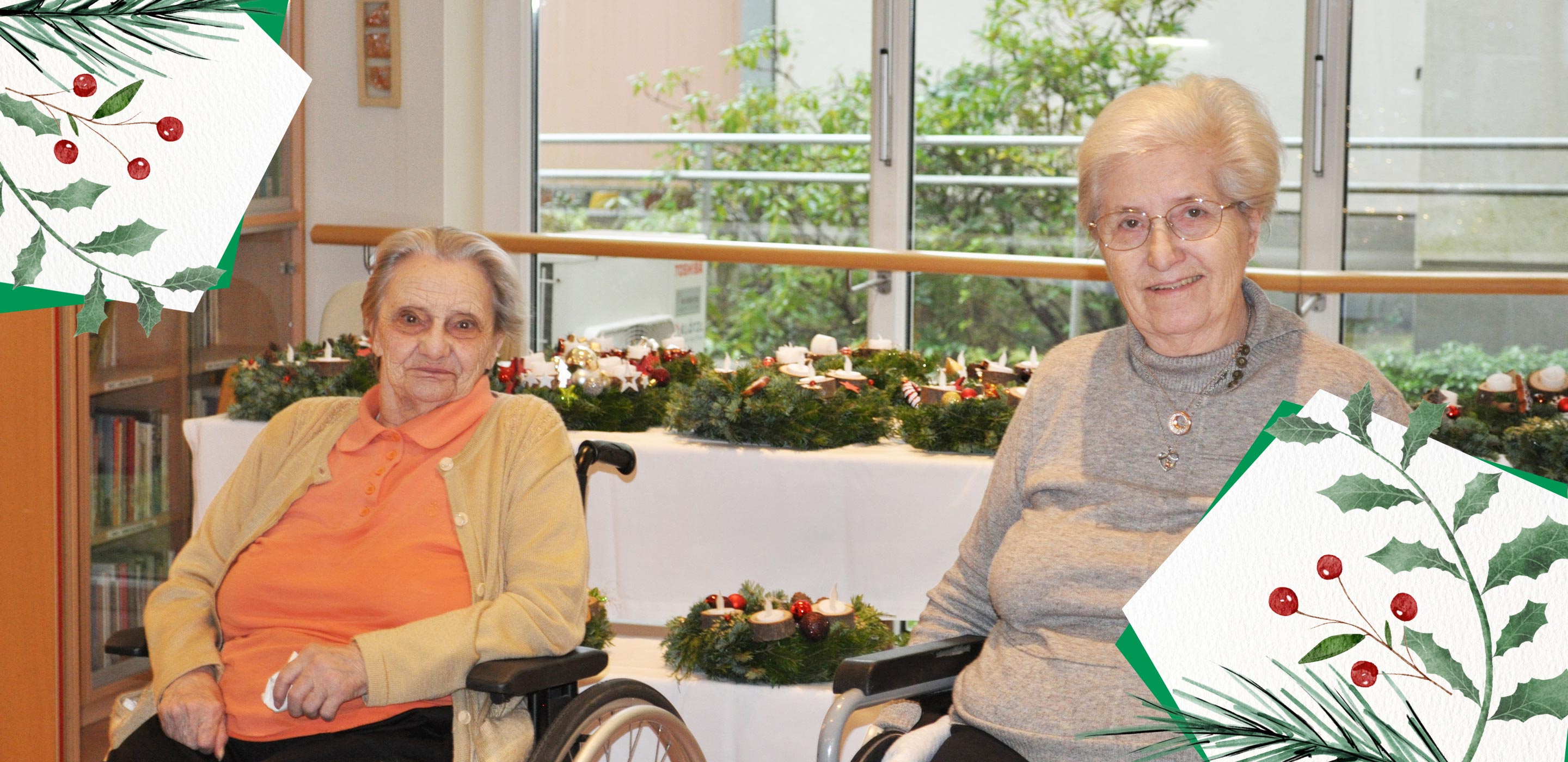 Zwei Bewohnerinnen präsentieren selbst gebundene Adventkränze