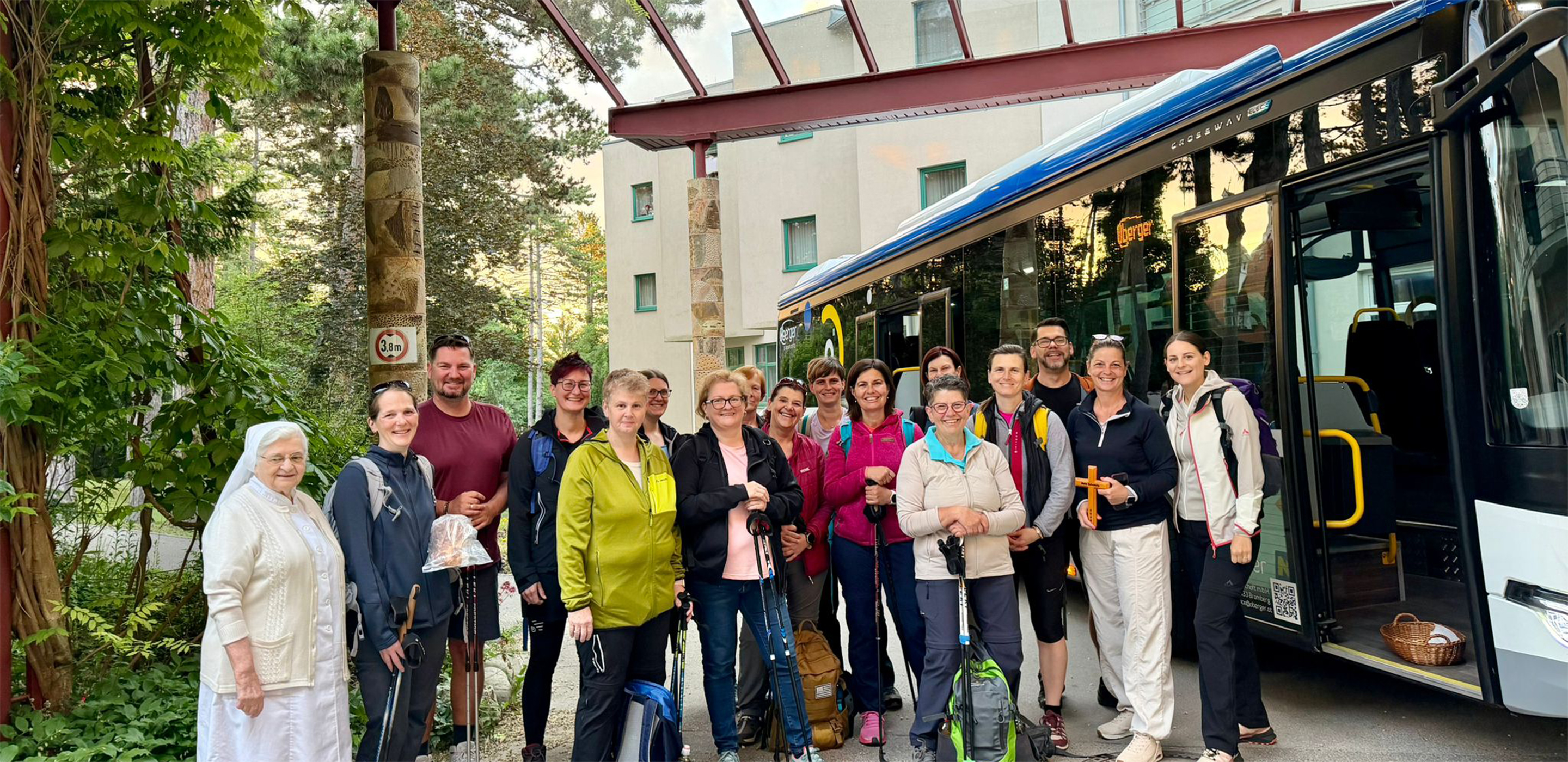 Gruppenfoto in Wanderbekleidung vor dem Haus Mater Salvatoris